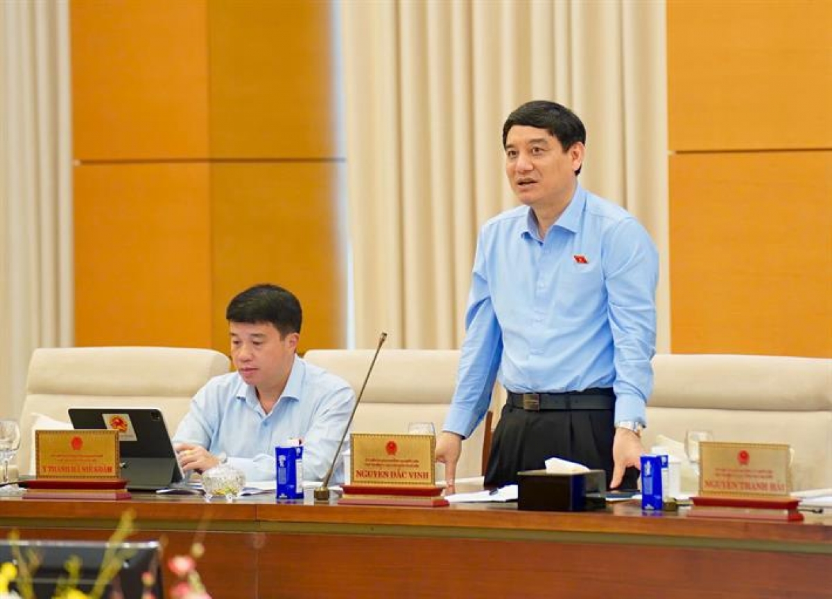 Ông Nguyễn Đắc Vinh, Chủ nhiệm Ủy ban Văn hóa và Xã hội của Quốc hội, phát biểu tại cuộc họp (Ảnh: Bộ GDĐT )