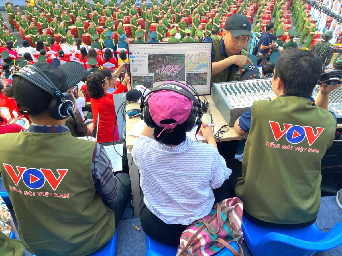 Các biên tập viên, phát thanh viên cùng đội ngũ kỹ thuật viên chuẩn bị kỹ lưỡng từng khâu cho buổi tường thuật trực tiếp.