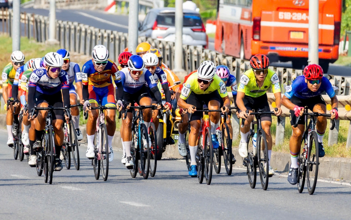 Các cua-rơ trải qua lộ trình gần 135km của chặng đua thứ 23 cúp truyền hình TP.HCM
(ảnh: BTC)
