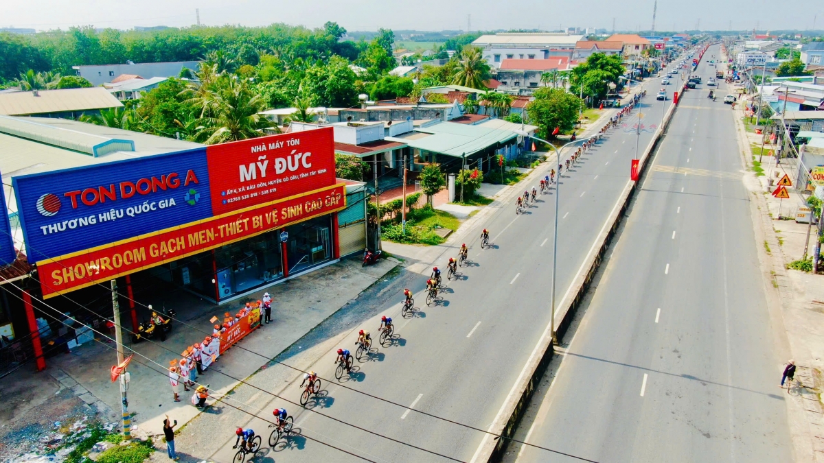 Các tay đua tranh tài ở lộ trình 172km từ Bến Tre đi Tây Ninh ở chặng 24 (ảnh: BTC)