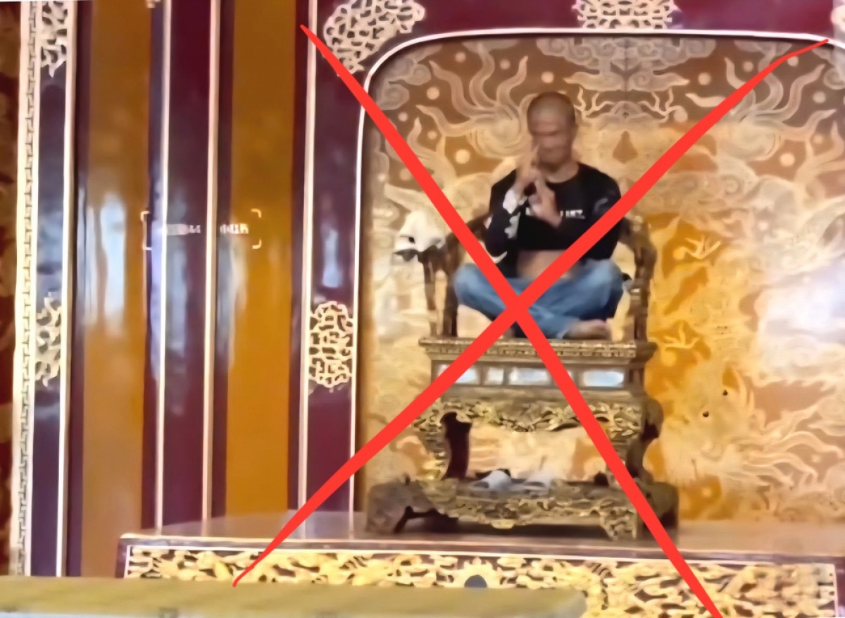 Đối tượng Hồ Văn Phương Tâm cố tình phá hoại bảo vật quốc gia ngai vàng triều Nguyễn. (Ảnh từ clip)