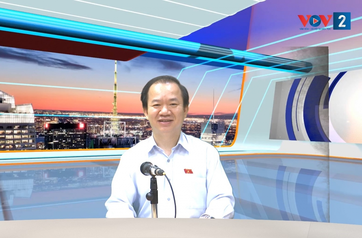 PGS.TS Bùi Hoài Sơn, Ủy viên chuyên trách Ủy ban Văn hóa Xã hội của Quốc hội
tại phòng thu trực tiếp VOV2