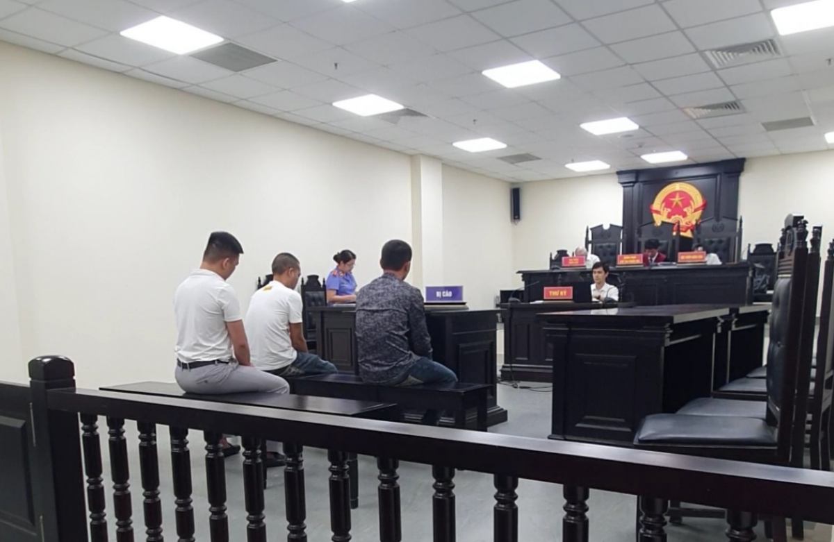 Hình ảnh Cao Xuân Mạnh (áo trắng hàng trên), Nguyễn Văn Bá (áo xanh) và Nguyễn Văn Cung (áo trắng hàng dưới) tại phiên tòa