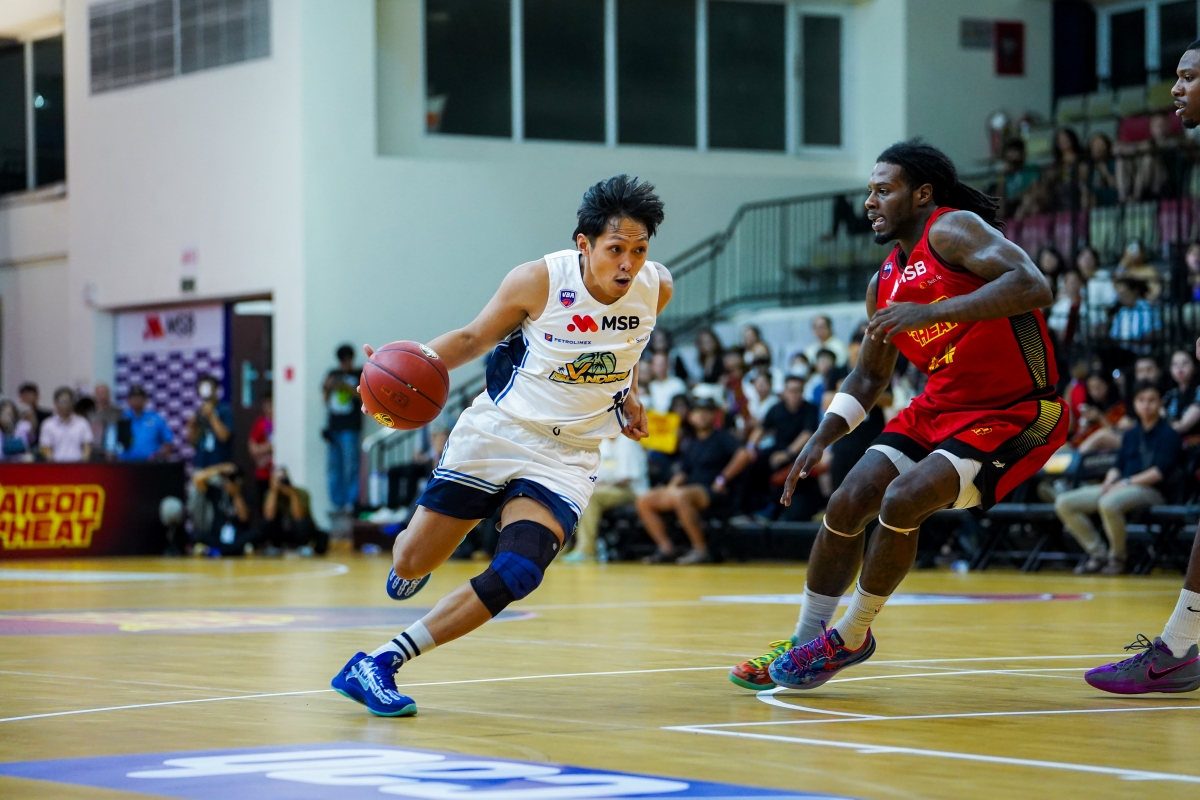 Khách mời từ Philippines - V Islanders (trắng) thi đấu sa sút khi gặp lại Saigon Heat (ảnh: VBA)