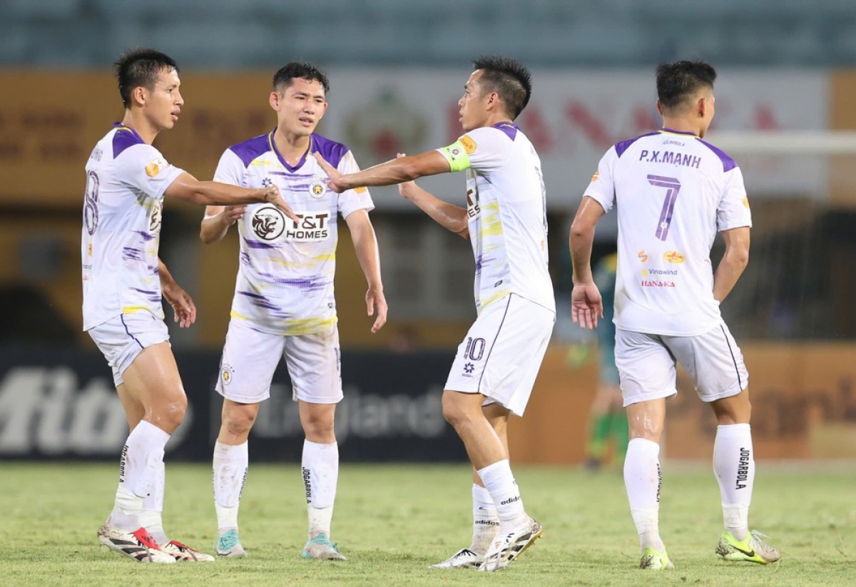 Văn Quyết có một ngày thi đấu tỏa sáng rực rỡ, cùng đồng đội giành chiến thắng 5 sao tại sân Hàng Đẫy. Ảnh VPF