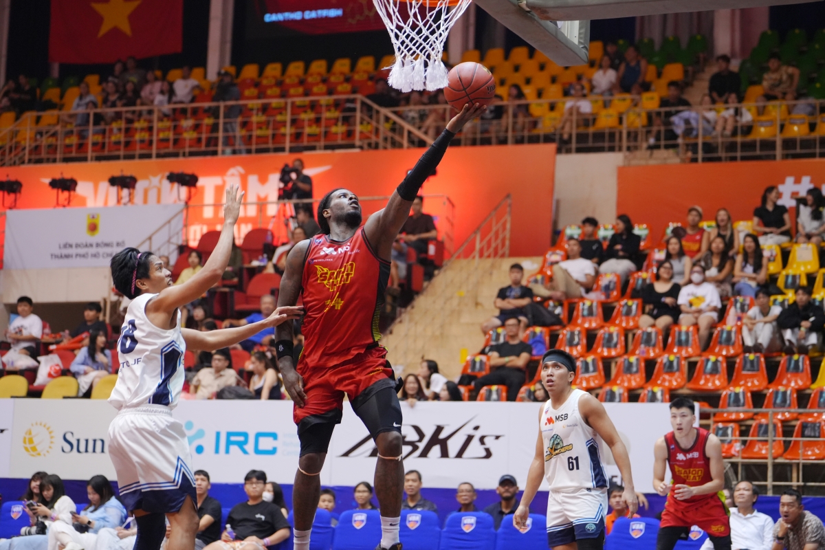 Davon Dillard (đỏ) ghi 28 điểm trong trận ra quân (ảnh: VBA)