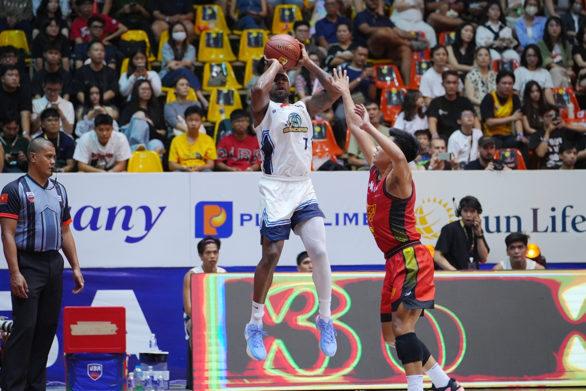 Jermale Jones (trắng) trong pha lên rổ cho V Islander (ảnh: VBA)