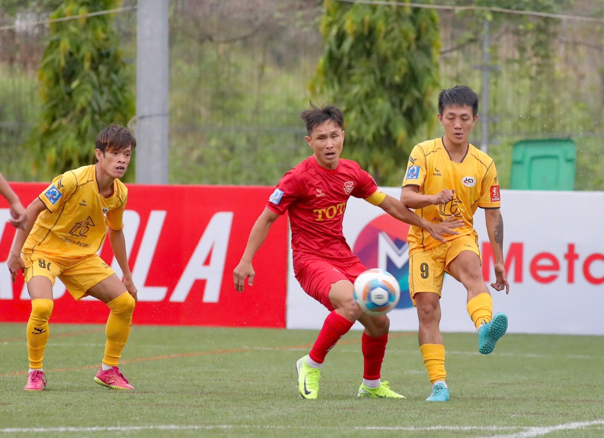 ĐKVĐ An Biên chật vật giành 3 điểm trong ngày ra quân (ảnh: Vietfootball)