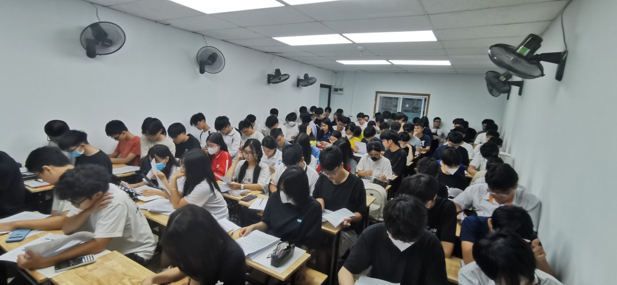Học sinh lớp 12 vẫn đang miệt mài trong các lớp luyện thi cho kì thi tốt nghiệp THPT