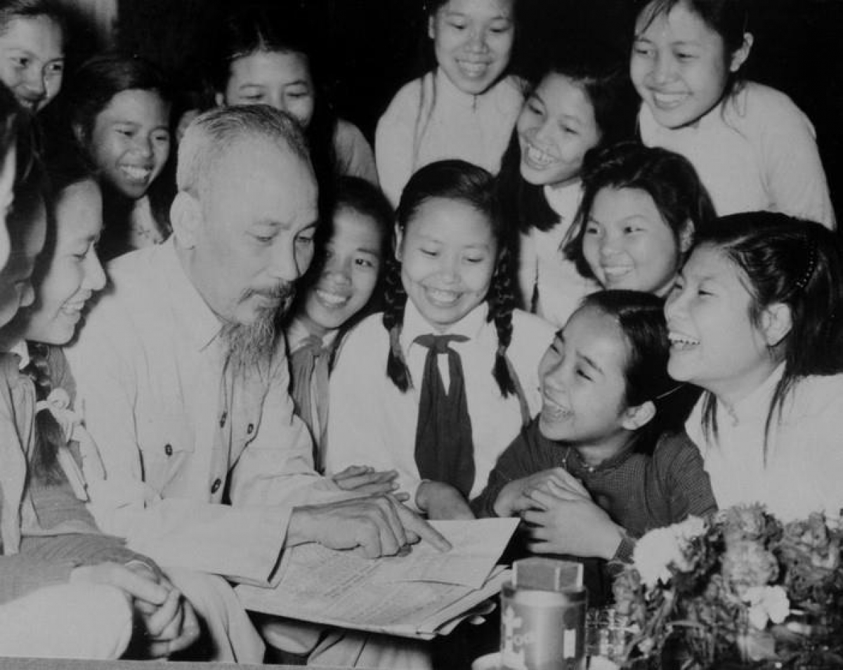 Học sinh trường Trung học Trưng Vương (Hà Nội) đến chúc mừng sinh nhật Chủ tịch Hồ Chí Minh (19-5-1956). Ảnh: TTXVN