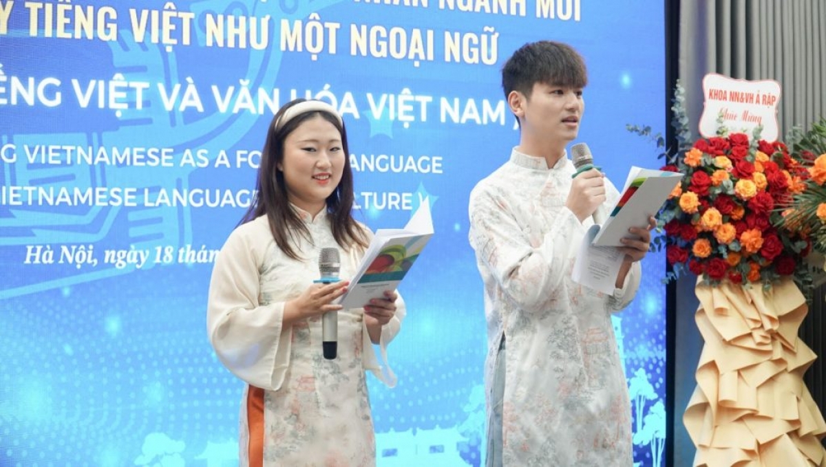 Buổi lễ ra mắt chương trình được dẫn dắt bởi các sinh viên quốc tế đang theo học tại Trường ĐHNN ĐHQGHN (Ảnh VNU) 