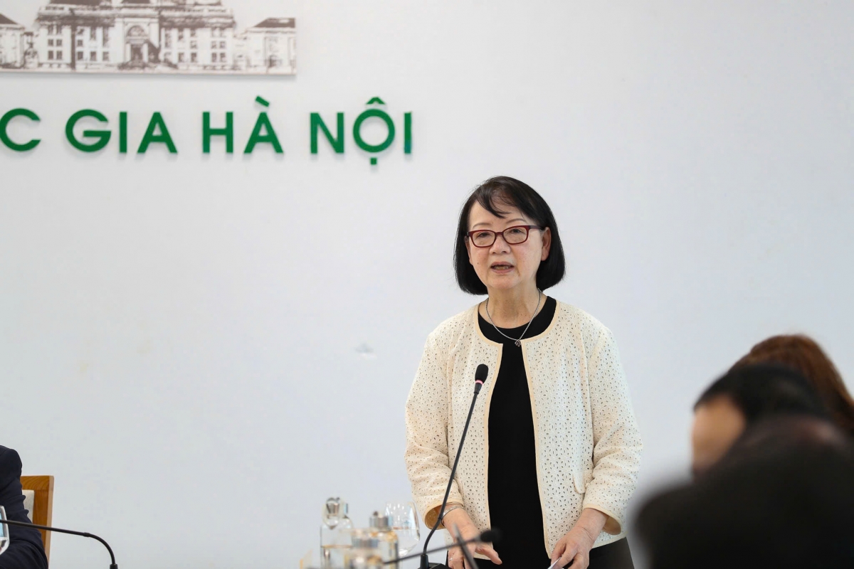 Bà Nguyễn Bích Yến chia sẻ tại Lễ công bố quyết định bổ nhiệm (Ảnh VNU)