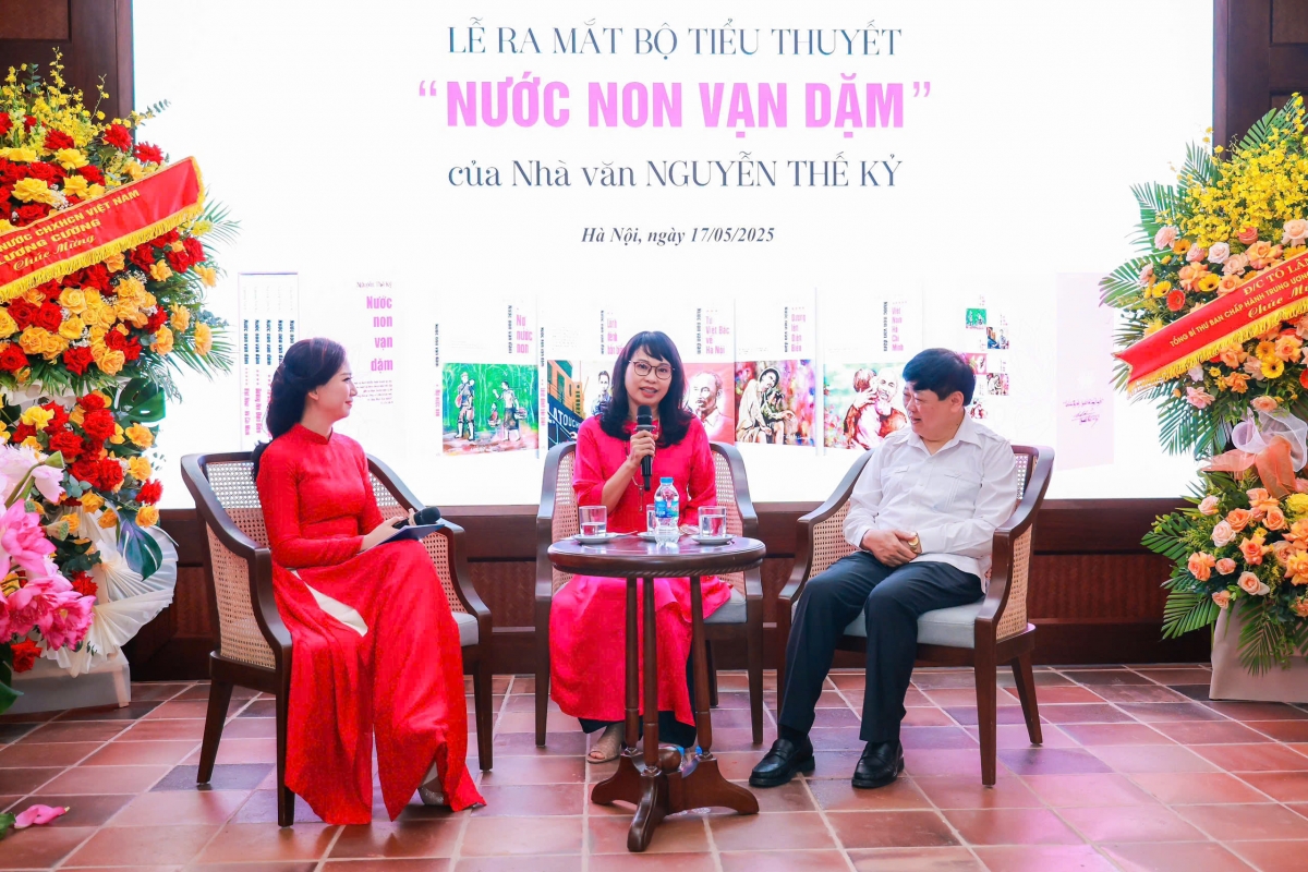 Bà Vũ Phương Liên, Giám đốc Công ty sách Liên Việt chia sẻ tại buổi ra mắt sách "Nước non vạn dặm"