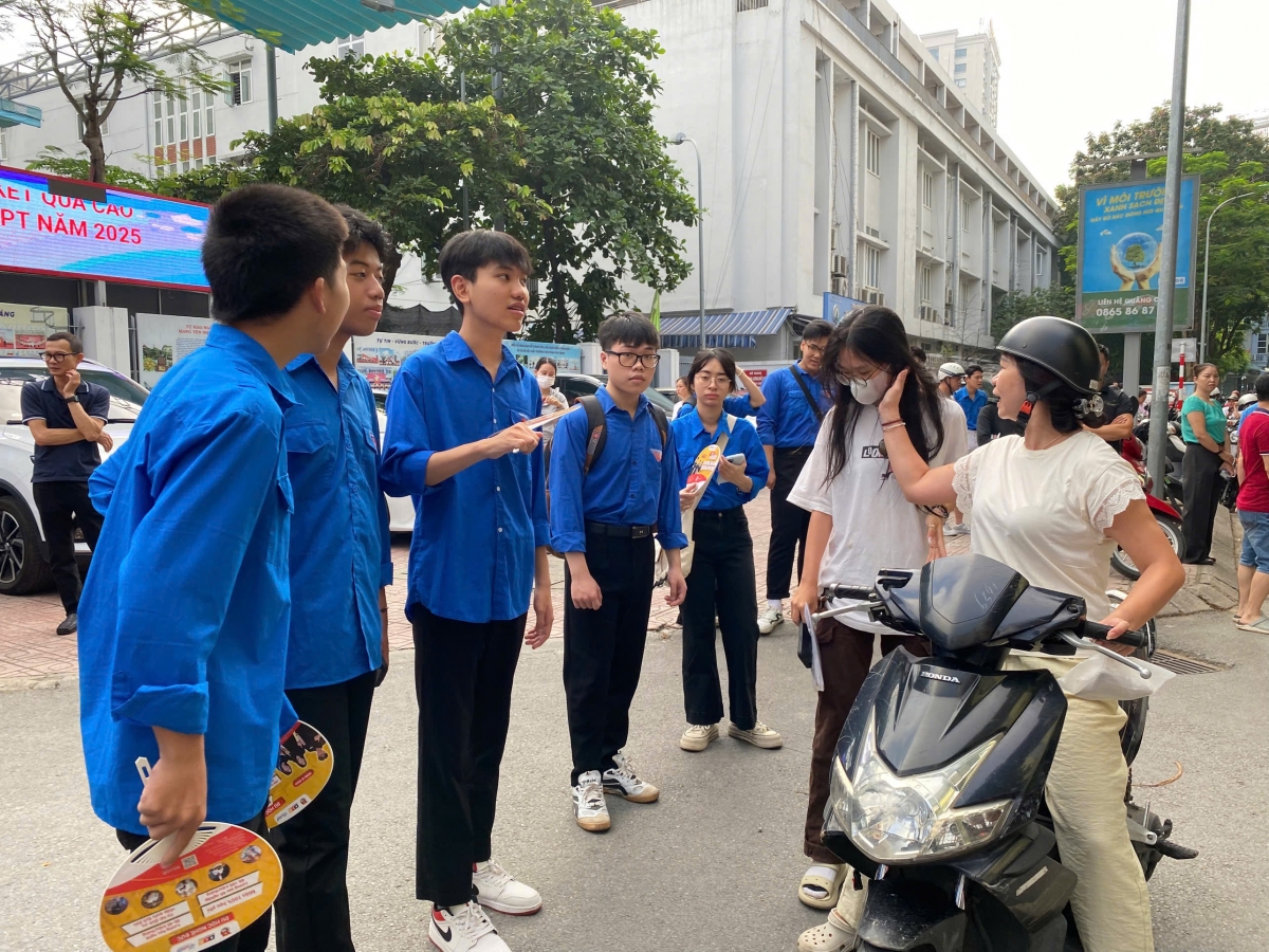Thí sinh được phụ huynh đưa đến từ sớm
