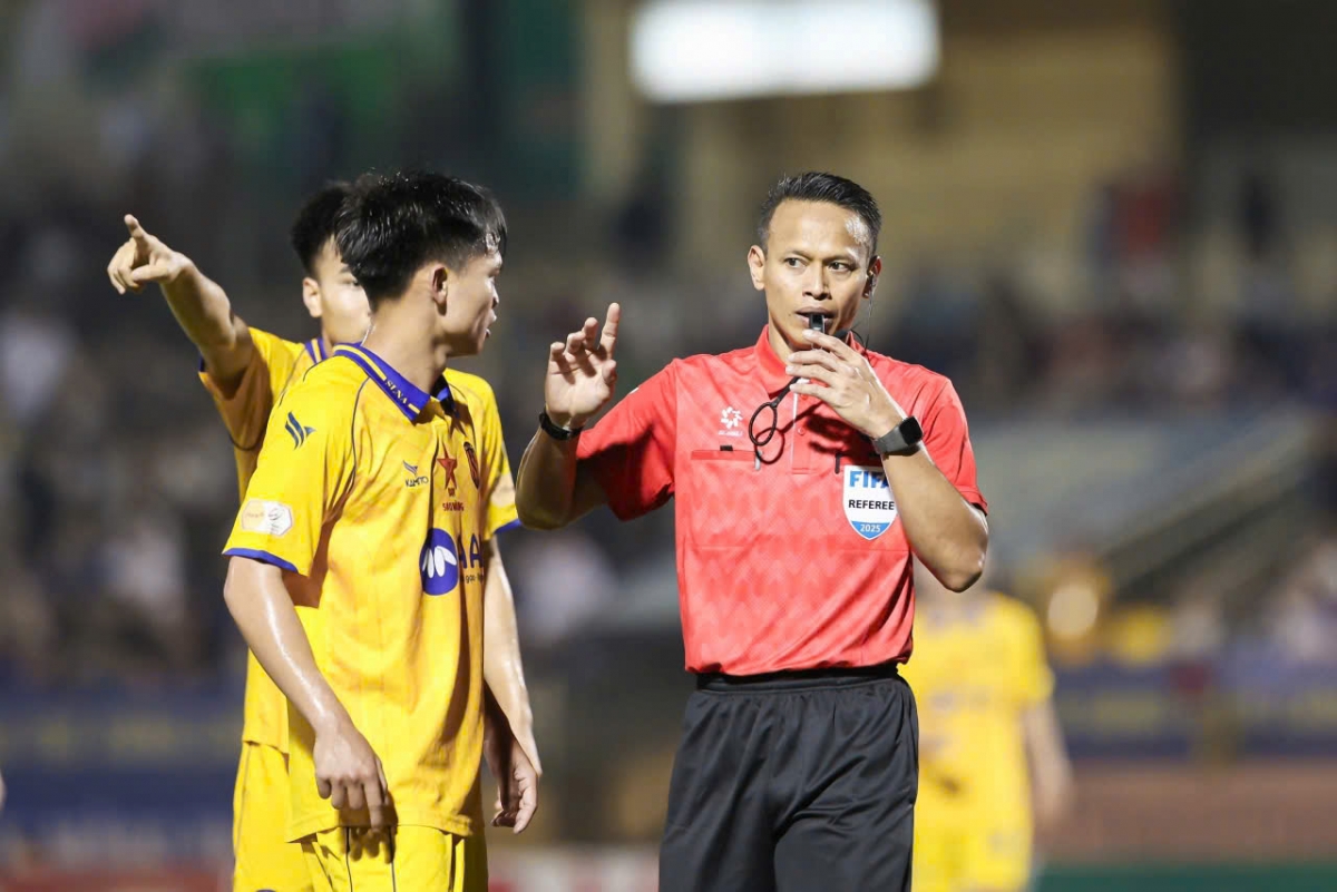 Trọng tài Bin Ali cầm còi trong 1 trận đấu của V.League 2024/25 (ảnh: VPF)