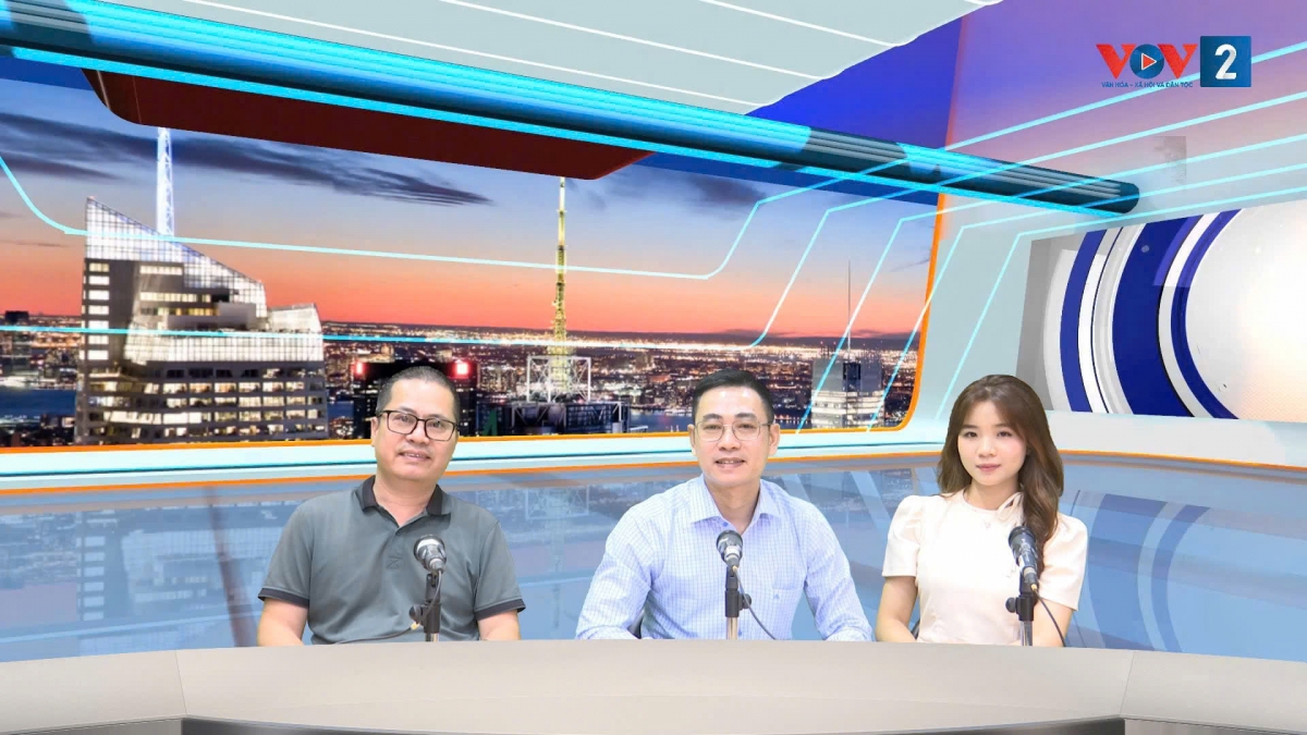 Ông Nguyễn Văn Tài, Trưởng ban Lữ hành, CLB Lữ hành Unesco Hà Nội, Giám đốc Công ty Du lịch VietSense (ngồi giữa) trao đổi cùng phóng viên VOV2