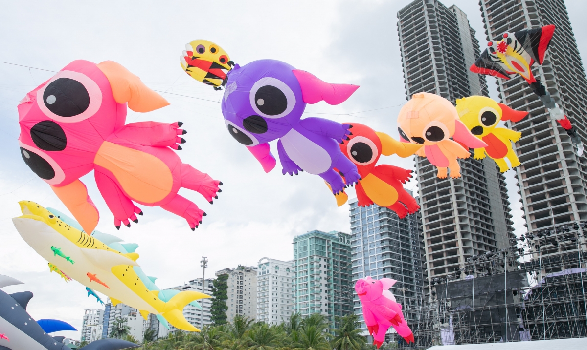 Những con diều nhiều hình dáng: Stitch, cá voi, heo... cũng góp mặt làm nên sự phong phú của chương trình Trình diễn diều nghệ thuật. Ảnh: Sở VH-TT&amp;DL Đà Nẵng