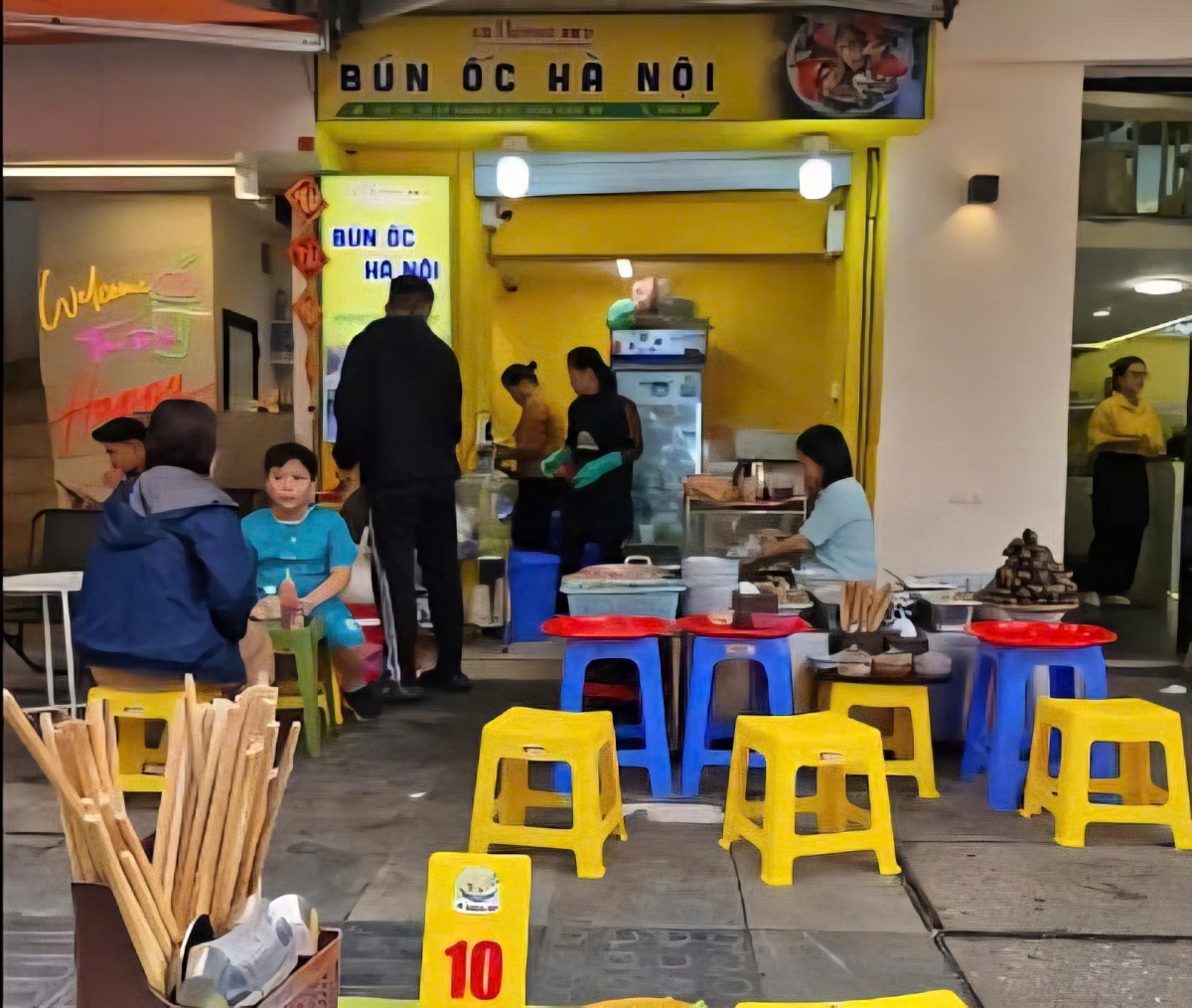 Một quán bún ốc tại phố Lý Thường Kiệt - Hà Nội đã áp dụng hình thức hóa đơn điện tử từ máy tính tiền và sẵn sàng xuất hóa đơn cho người mua hàng khi thanh toán