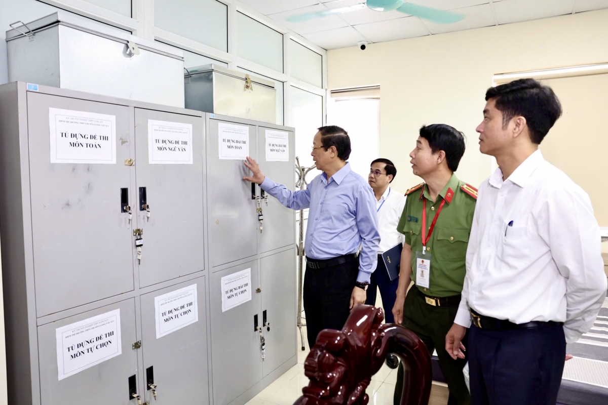 Thứ trưởng Thường trực Bộ GD-ĐT Phạm Ngọc Thưởng kiểm tra tổ chức thi tốt nghiệp THPT tại Ninh Bình. Ảnh PV