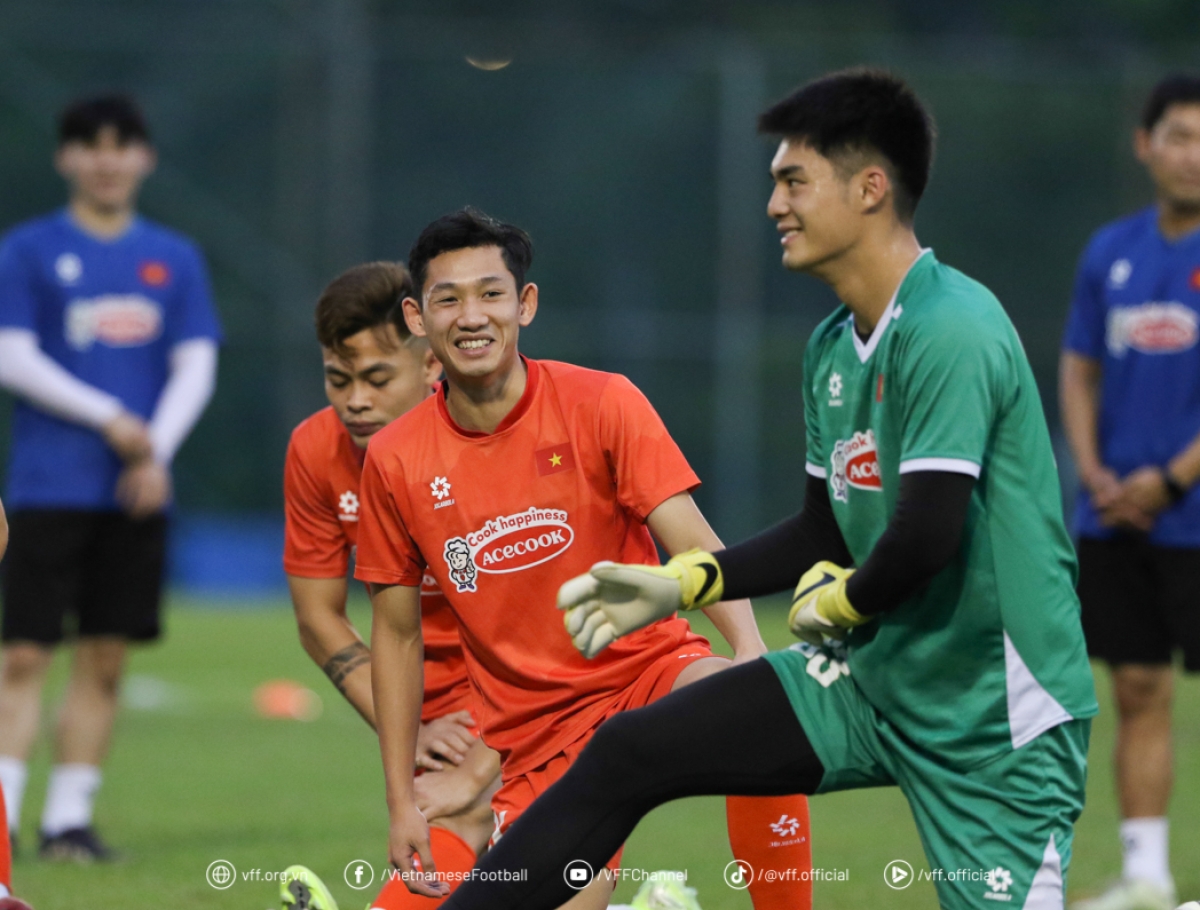Các tuyển thủ Việt Nam ra sân tập ngay sau khi có mặt tại Malaysia (ảnh: VFF)