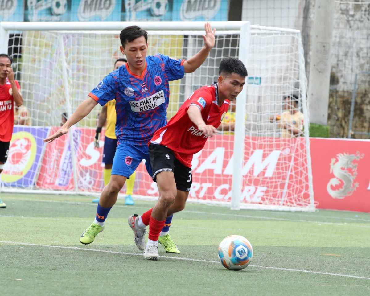 Xây dựng Phan Kha (đỏ) khép lại vòng loại khu vực miền Tây với chiến thắng đậm 8-1
(ảnh: Vietfootball)