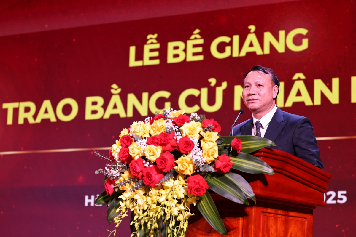 PGS.TS Nguyễn Đức Sơn, Hiệu trưởng trường đại học Sư phạm Hà Nội trong lễ bế giảng và trao bằng tốt nghiệp cho sinh viên K71 (Ảnh: Trường ĐHSPHN)