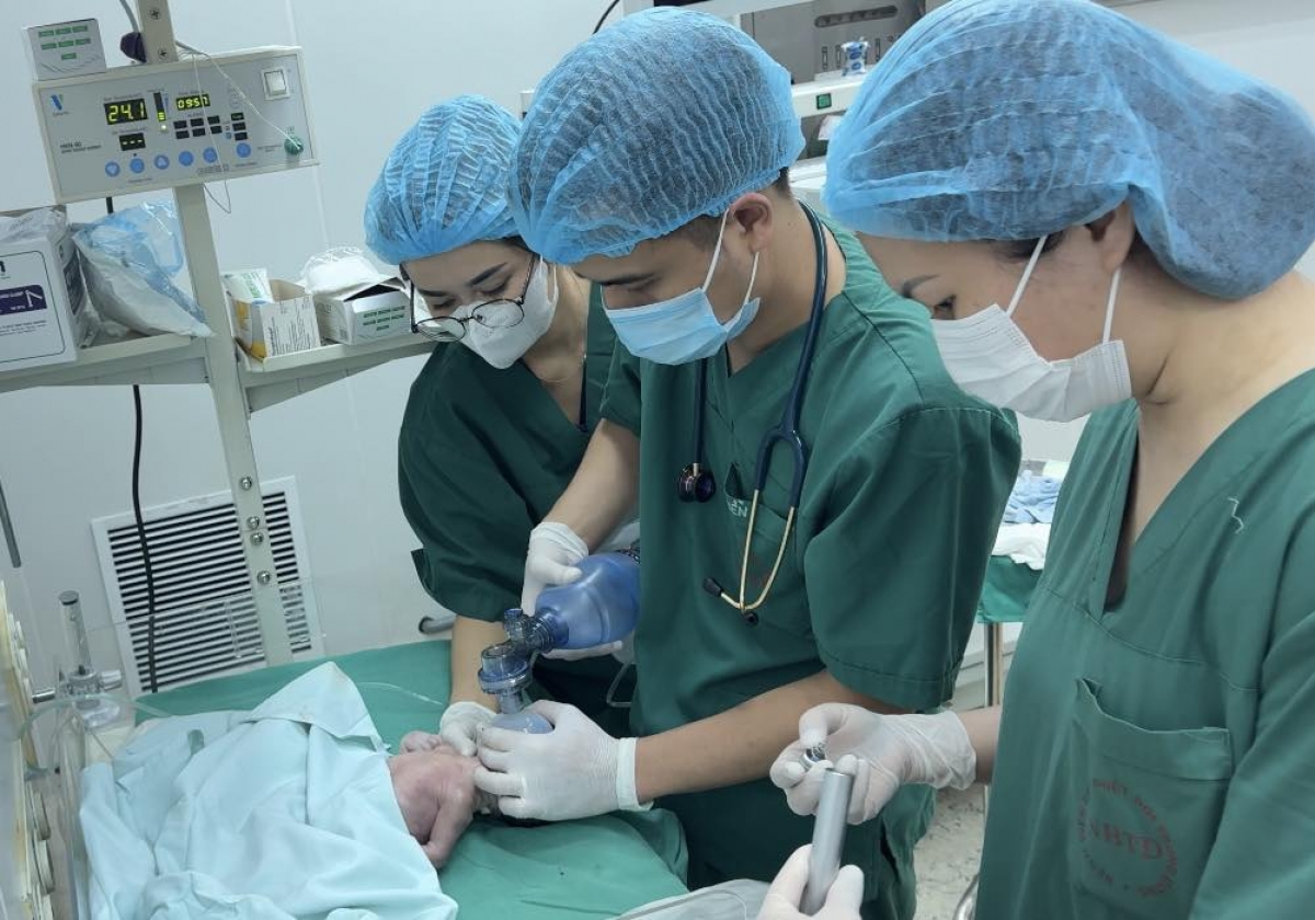Em bé được sinh ra trong tình trạng không có phản xạ, không tự thở, đang được các bác sĩ tiếp tục
theo dõi và chăm sóc tích cực (Ảnh: BVCC)