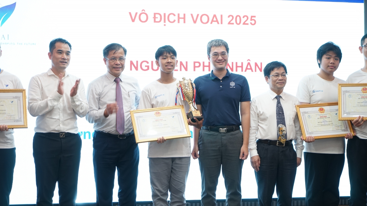 Nguyễn Phú Nhân, học sinh lớp 11 Trường THPT Chuyên Lê Quý Đôn - Đà Nẵng (thứ 3 từ trái sang) trở thành nhà vô địch VOAI 2025 với số điểm tuyệt đối (Ảnh: Ban tổ chức )