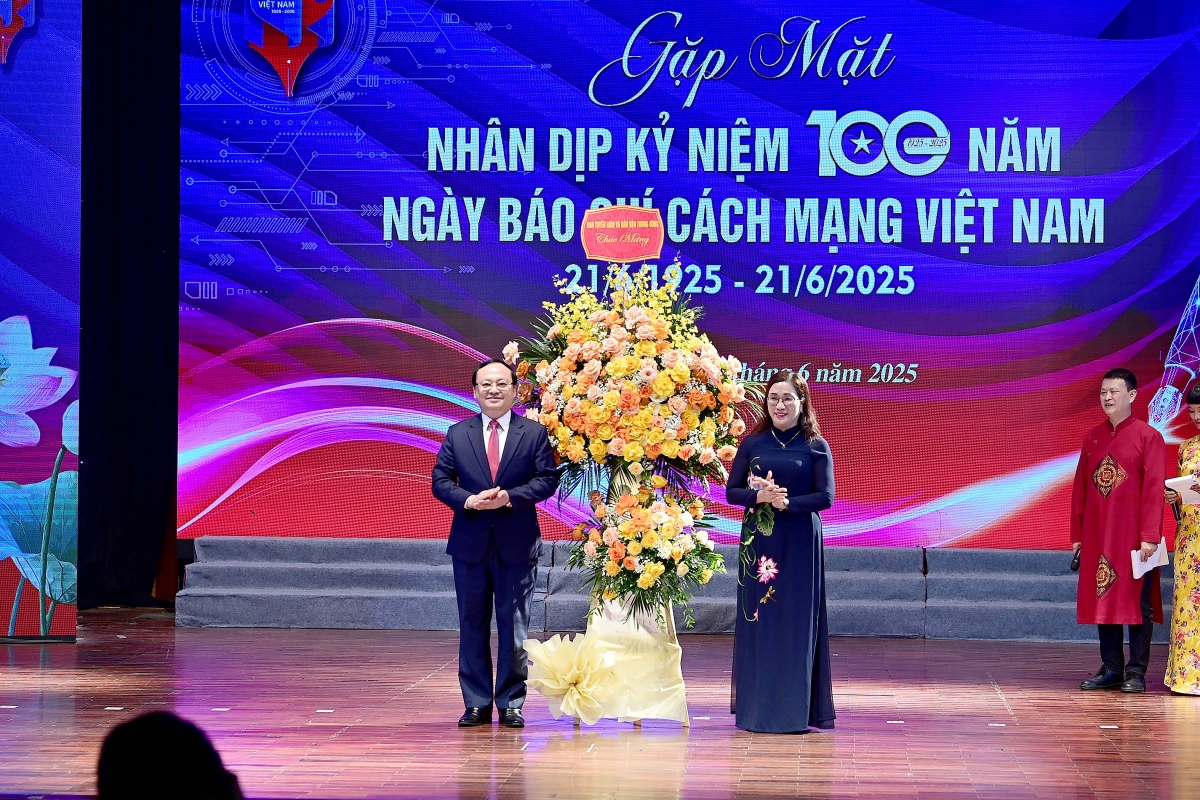 Ông Đỗ Tiến Sỹ, Ủy viên Trung ương Đảng, Ủy viên Ban Chấp hành Đảng bộ Chính phủ, Bí thư Đảng ủy, Tổng Giám đốc VOV đón nhận lẵng hoa chúc mừng từ bà Đinh Thị Mai - Phó Trưởng Ban Tuyên giáo và Dân vận Trung ương.