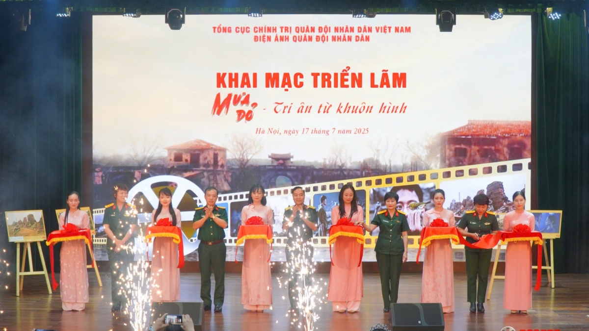Các đại biểu cắt băng khai mạc triển lãm. Ảnh: Điện ảnh QĐND.