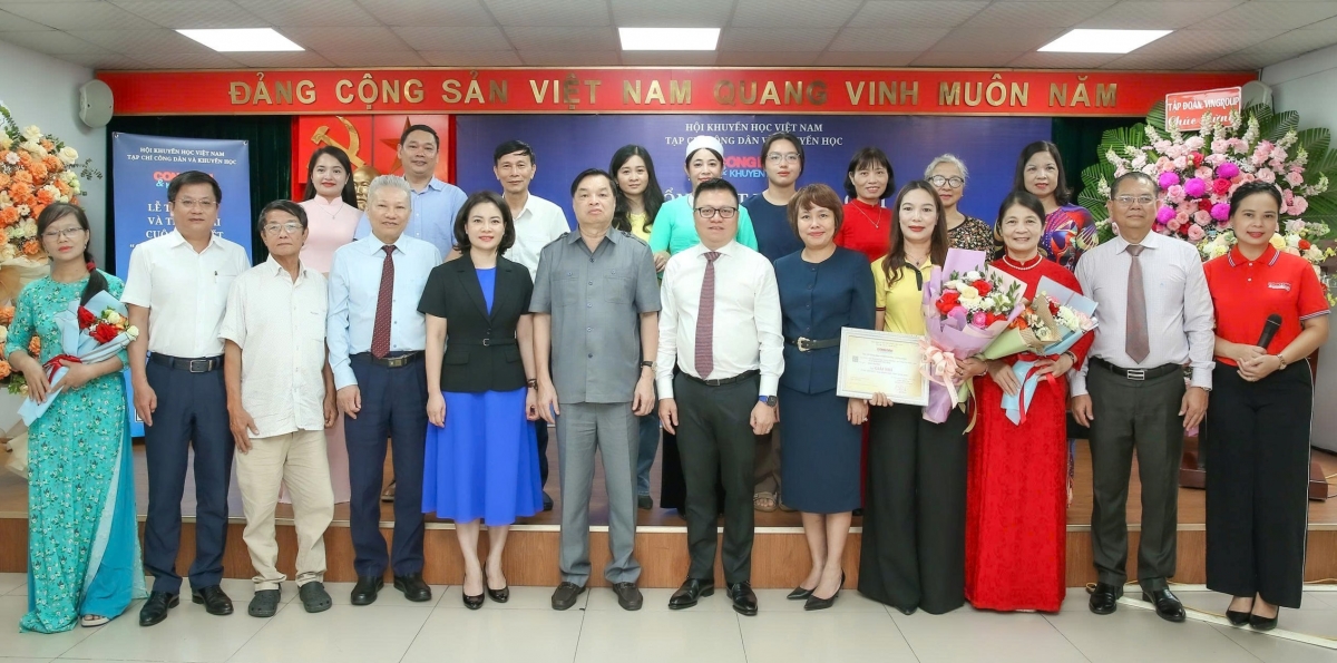 Đại biểu và các tác giả được giải tại lễ trao giải cuộc thi viết "Gia đình học tập". Ảnh: Ngọc Ánh