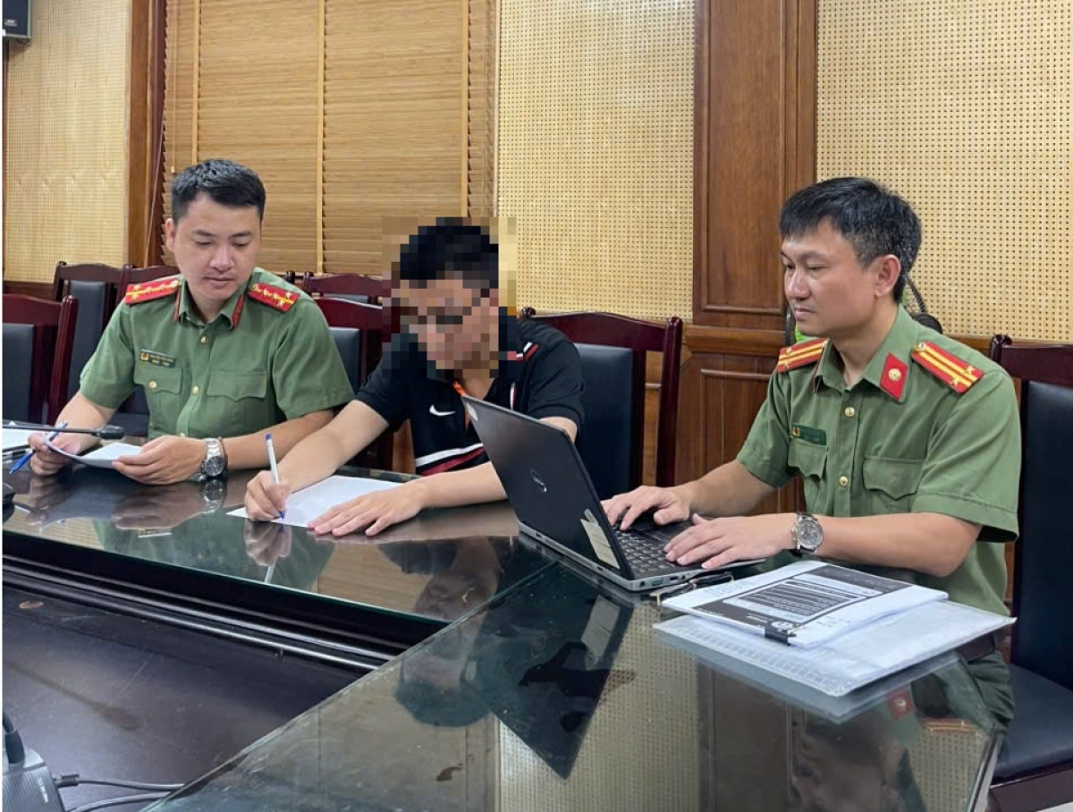 Cơ quan Công an làm việc với thí sinh vi phạm (Ảnh: Công an TP. Hà Nội)