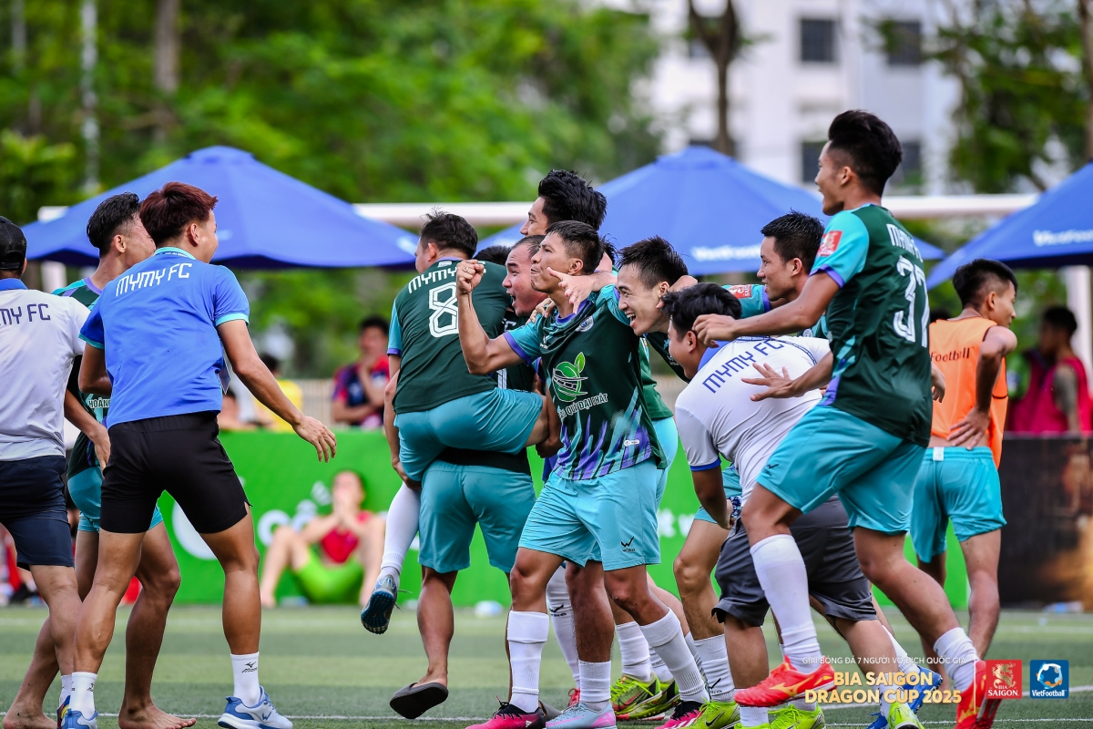 Các cầu thủ MyMy ăn mừng chiến thắng gây sốc trước ĐKVĐ Đại Từ (ảnh: Vietfootball)