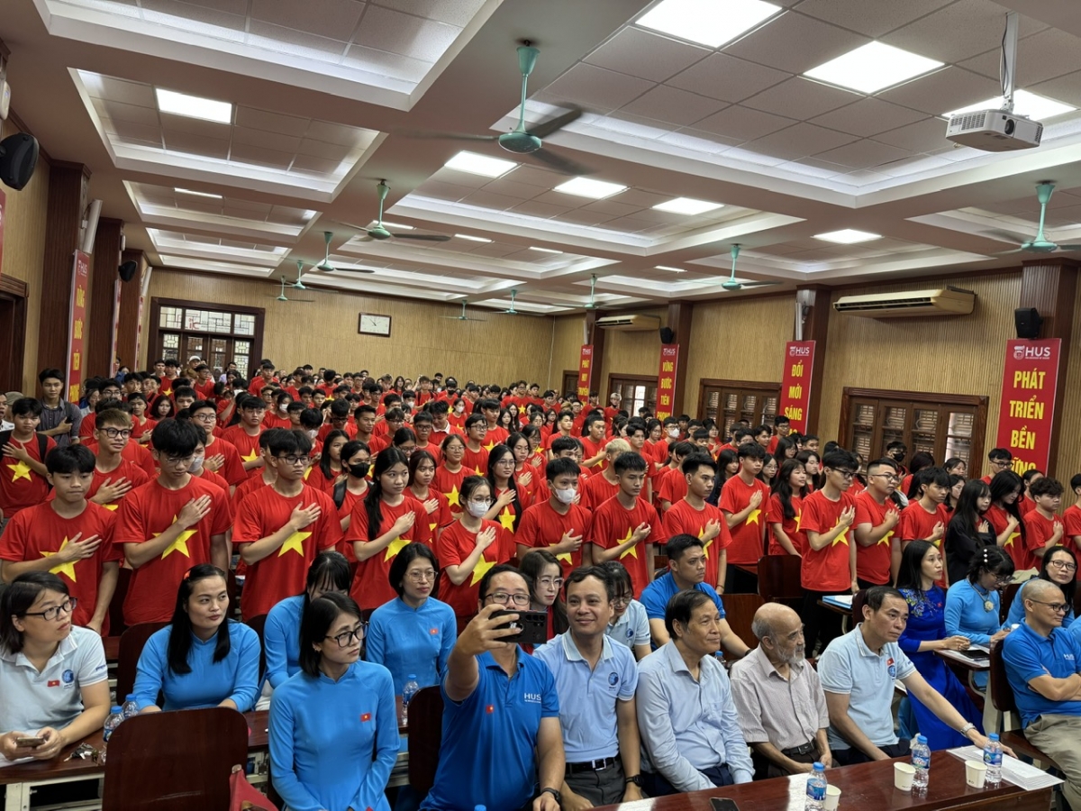 Các tân sinh viên khoa Địa lý trường ĐH Khoa học Tự nhiên mặc áo cờ đỏ sao vàng trong ngày tựu trường 29/8/2025 (Ảnh: Thu Lương)   