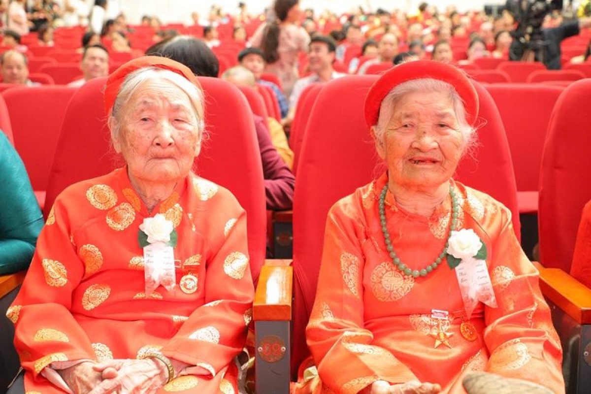   Mẹ Việt Nam anh hùng Nguyễn Thị Điểm, 101 tuổi, xã Chương Dương, TP.Hà Nội và 
Mẹ Phạm Thị Văn, 104 tuổi, Thôn Bỉ, Xã Ngọc Thiện, Tỉnh Bắc Ninh (Ảnh: CTV)