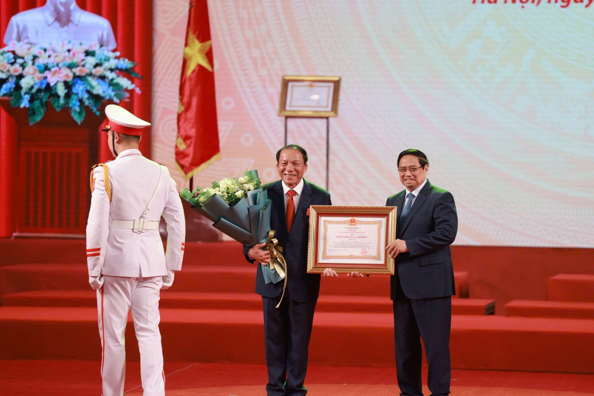 Bộ trưởng Bộ VHTTDL Nguyễn Văn Hùng vinh dự nhận quyết định trao tặng Huân chương Lao động hạng Nhất 