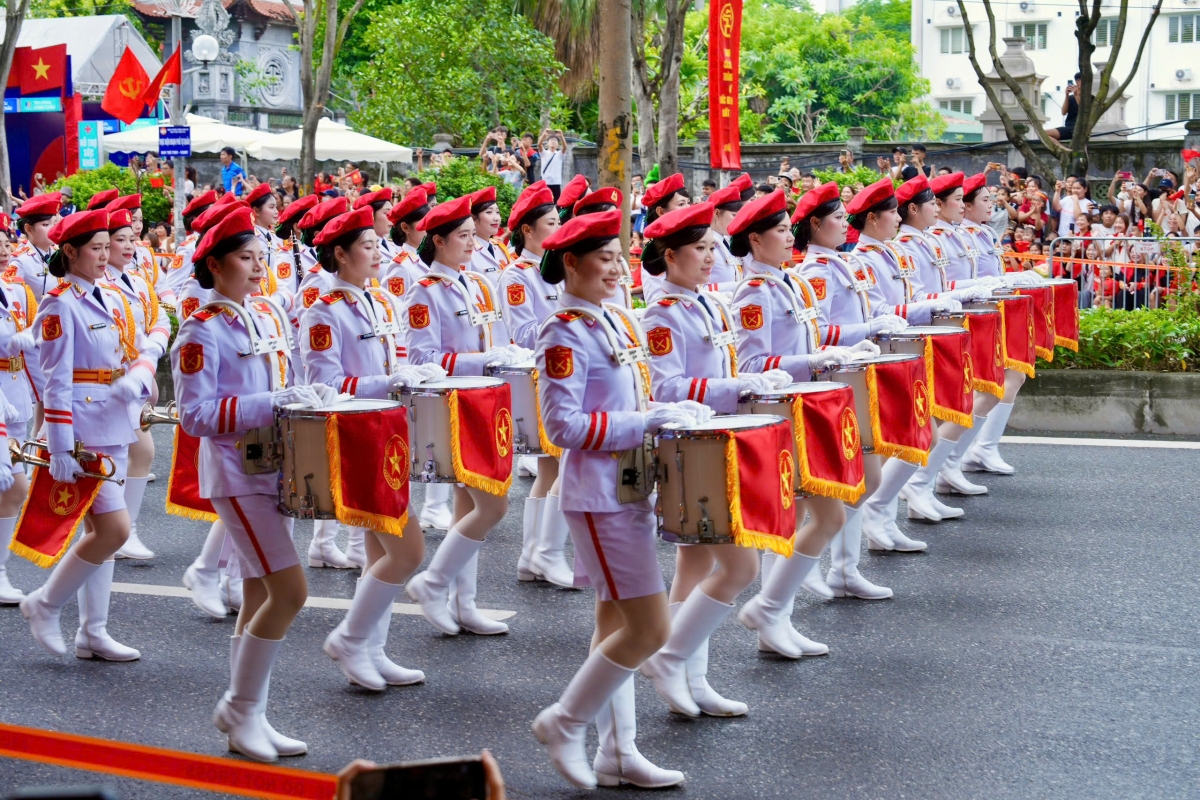 Hình ảnh khối quân nhạc và các khối đại diện cho các quân, binh chủng của Quân đội nhân dân Việt Nam diễu hành qua lễ đài