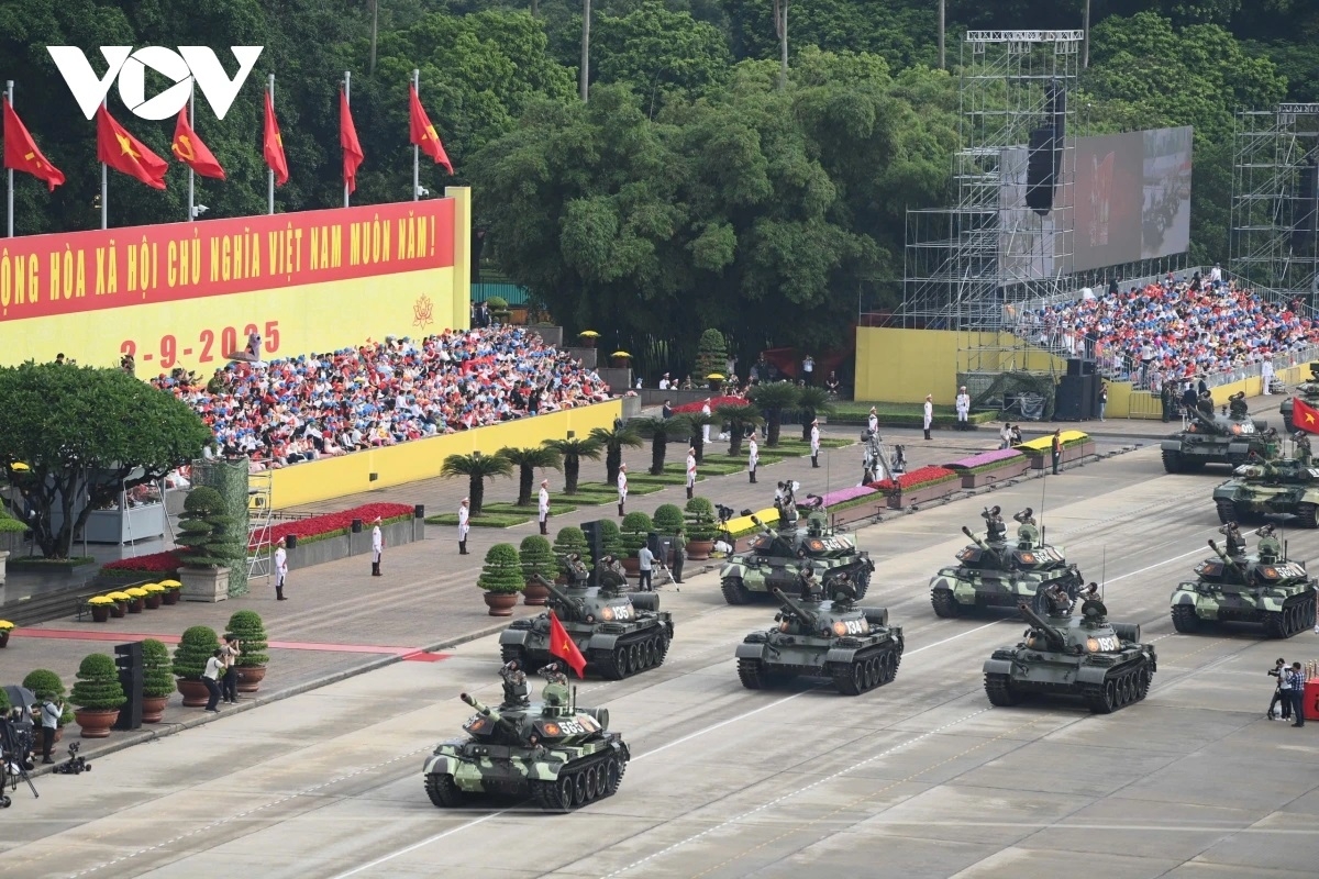Hình ảnh khối xe tăng, thiết giáp, pháo binh tiến qua lễ đài