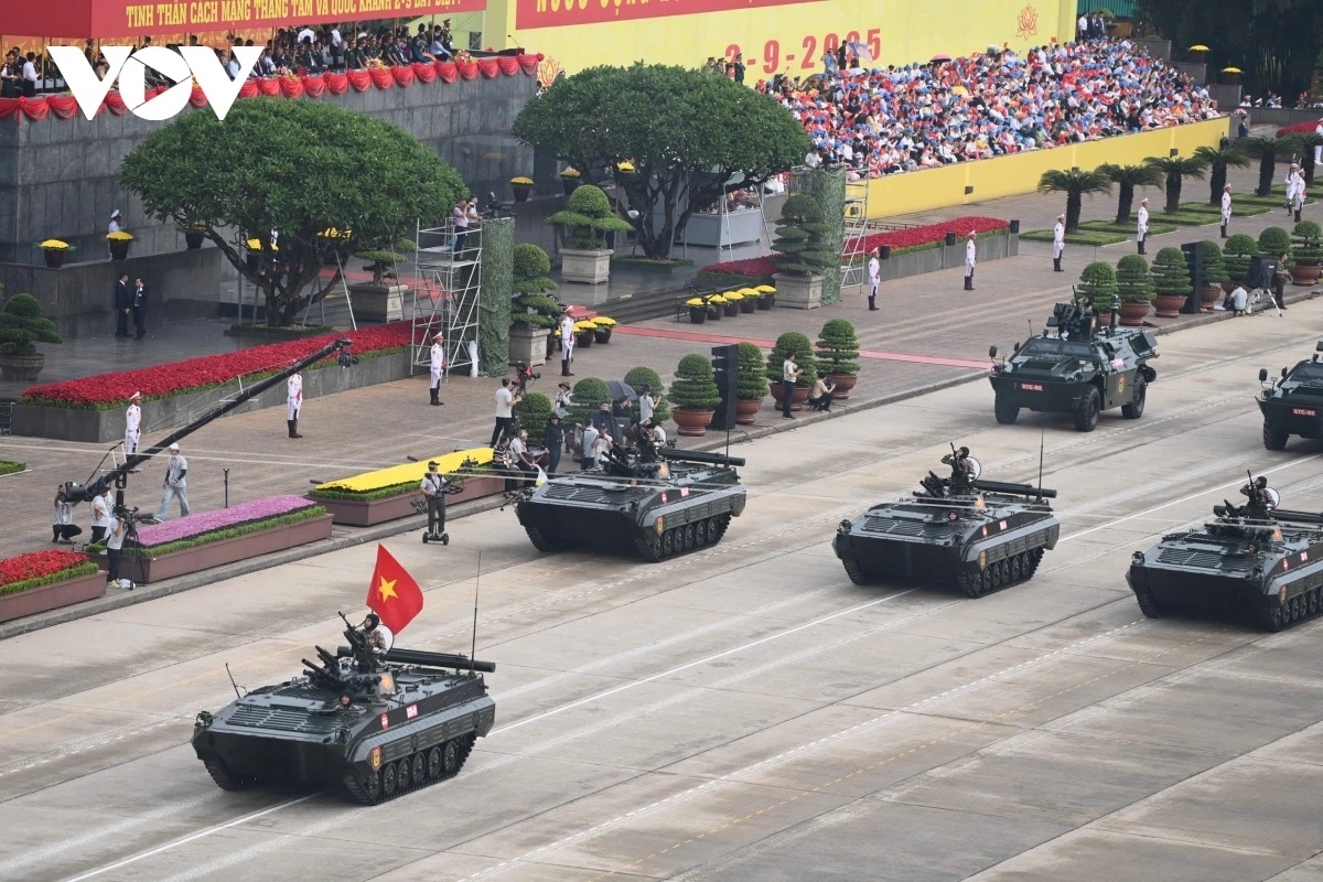 Hình ảnh khối xe tăng, thiết giáp, pháo binh tiến qua lễ đài