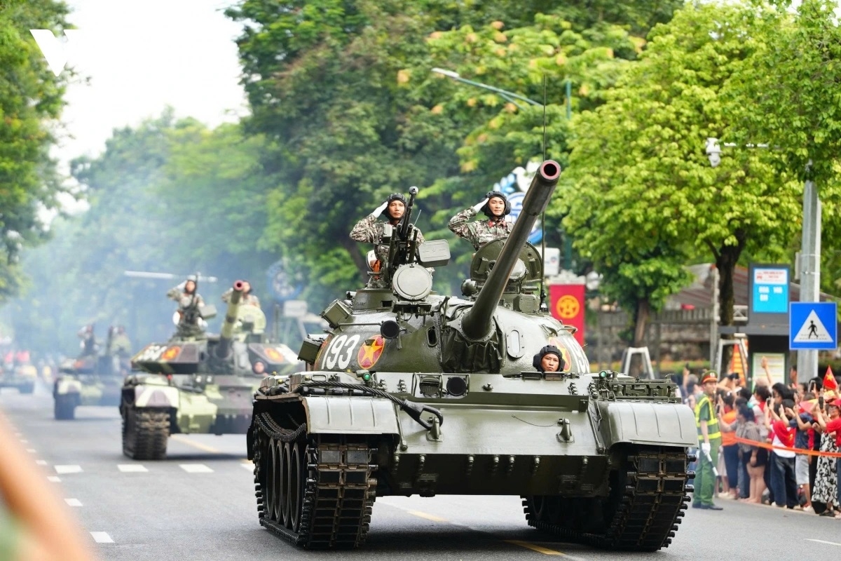 Dàn xe bánh xích cơ động về địa điểm tập kết trong tiếng hò reo, cổ vũ của người dân