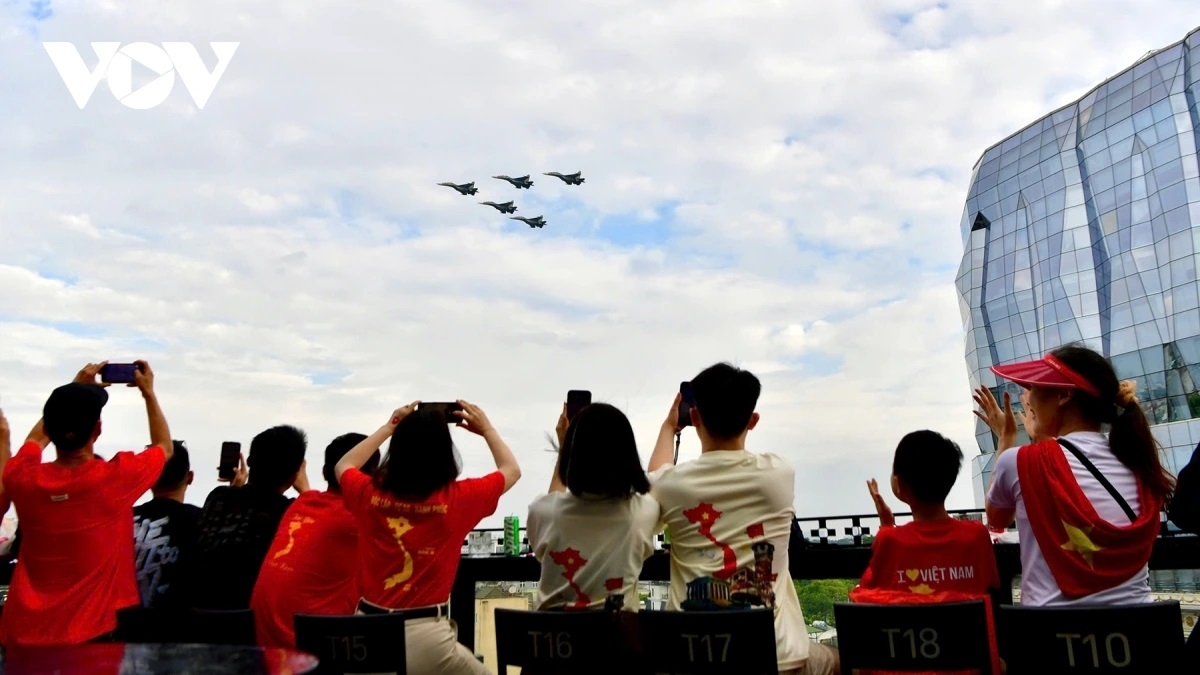 khoảnh khắc người dân hào hứng theo dõi màn trình diễn của Không quân nhân dân Việt Nam trên bầu trời Hà Nội