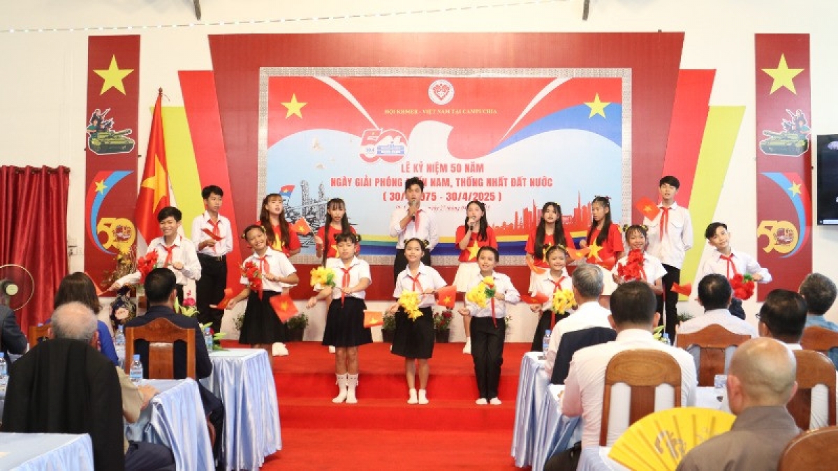  Học sinh Trường Tiểu học Hữu nghị Khmer - Việt Nam Tân Tiến biểu diễn văn nghệ 
(Ảnh minh họa: Nhandan.vn)