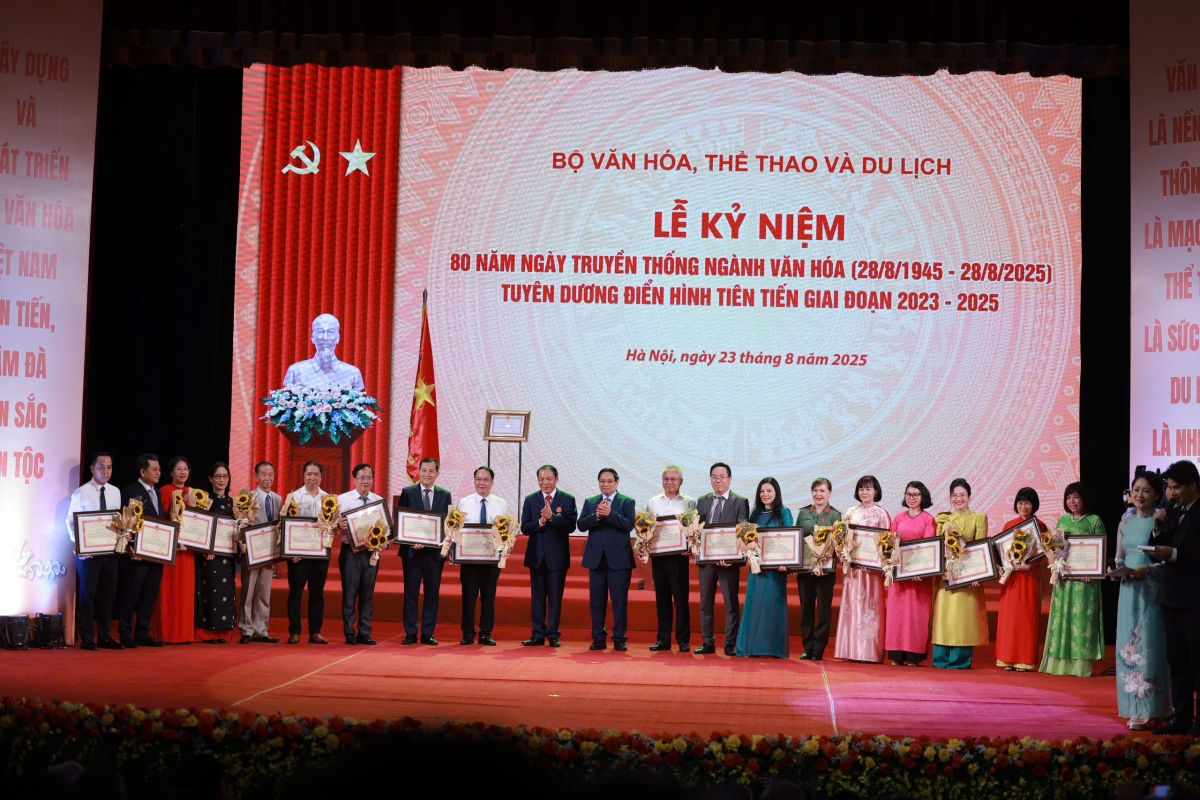 Nhiều cá nhân, tập thể được nhận bằng khen của Bộ VHTTDL vì đã có thành tích xuất sắc tiêu biểu trong lĩnh vực văn hoá, thông tin, thể thao và du lịch giai đoạn 2023-2025. (Ảnh: Vũ Toàn)
 