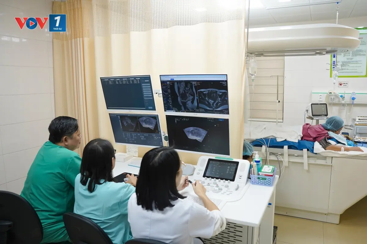 GS.TS.BS Nguyễn Viết Tiến cùng đồng nghiệp điều trị khối u bằng sóng siêu âm hội tụ cường độ cao cho bệnh nhân. 