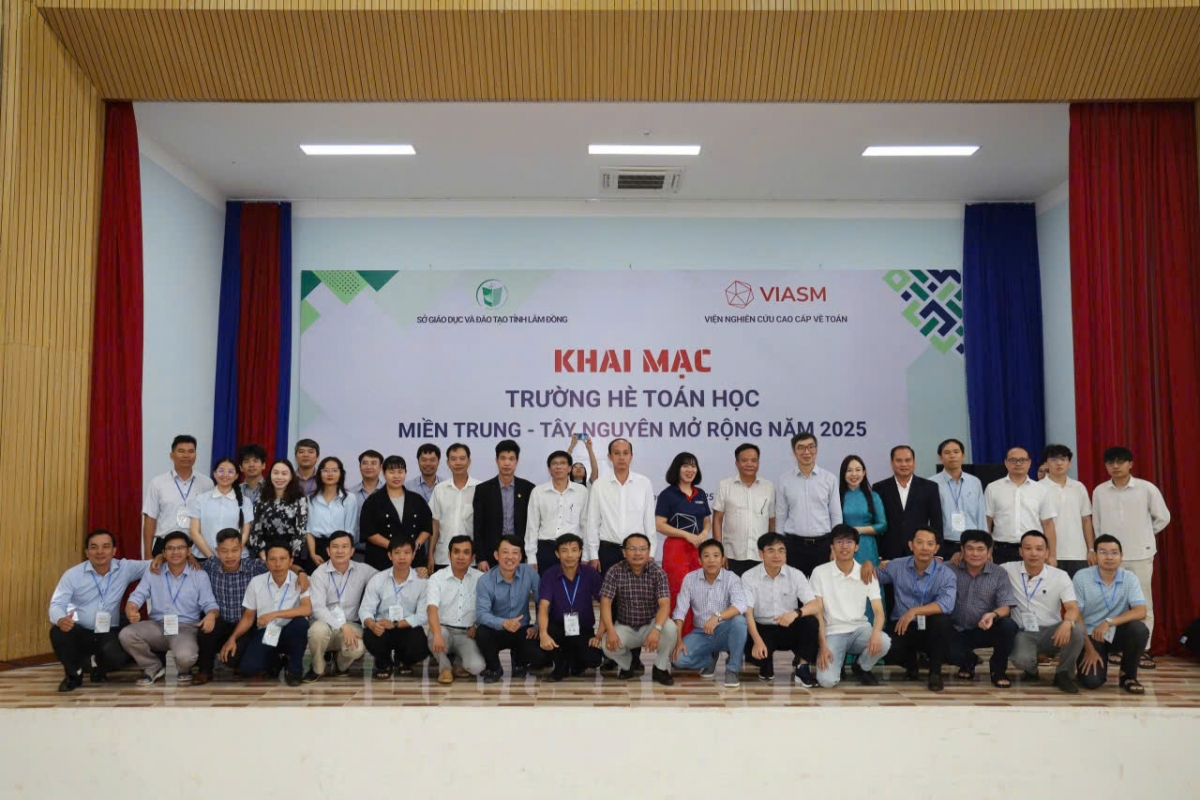 Các thầy cô giáo tham gia giảng dạy Trường hè Toán học khu vực Miền Trung và Tây Nguyên mở rộng năm  2025 (Ảnh VIASM)