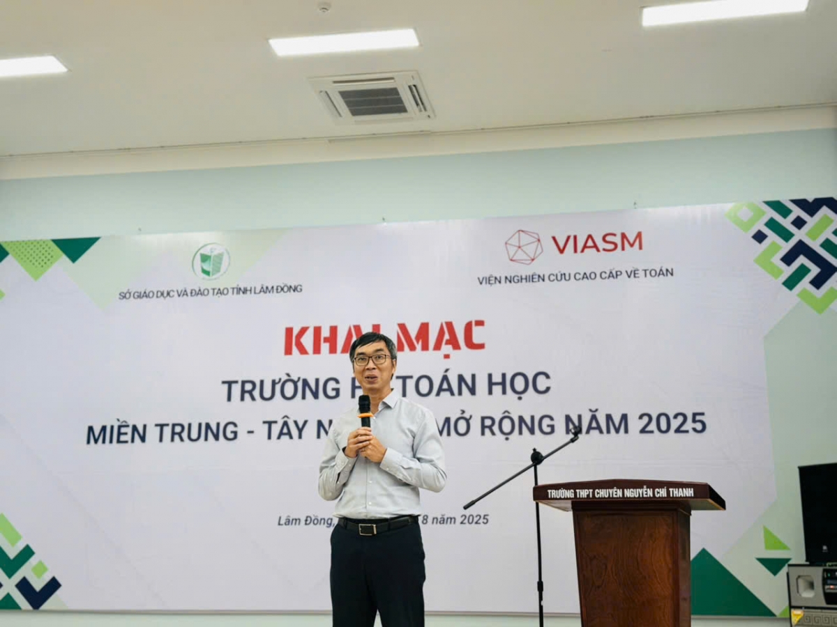 PGSTS Lê Minh Hà, giám đốc VIASM  phát biểu khai mạc (Ảnh: VIASM) 