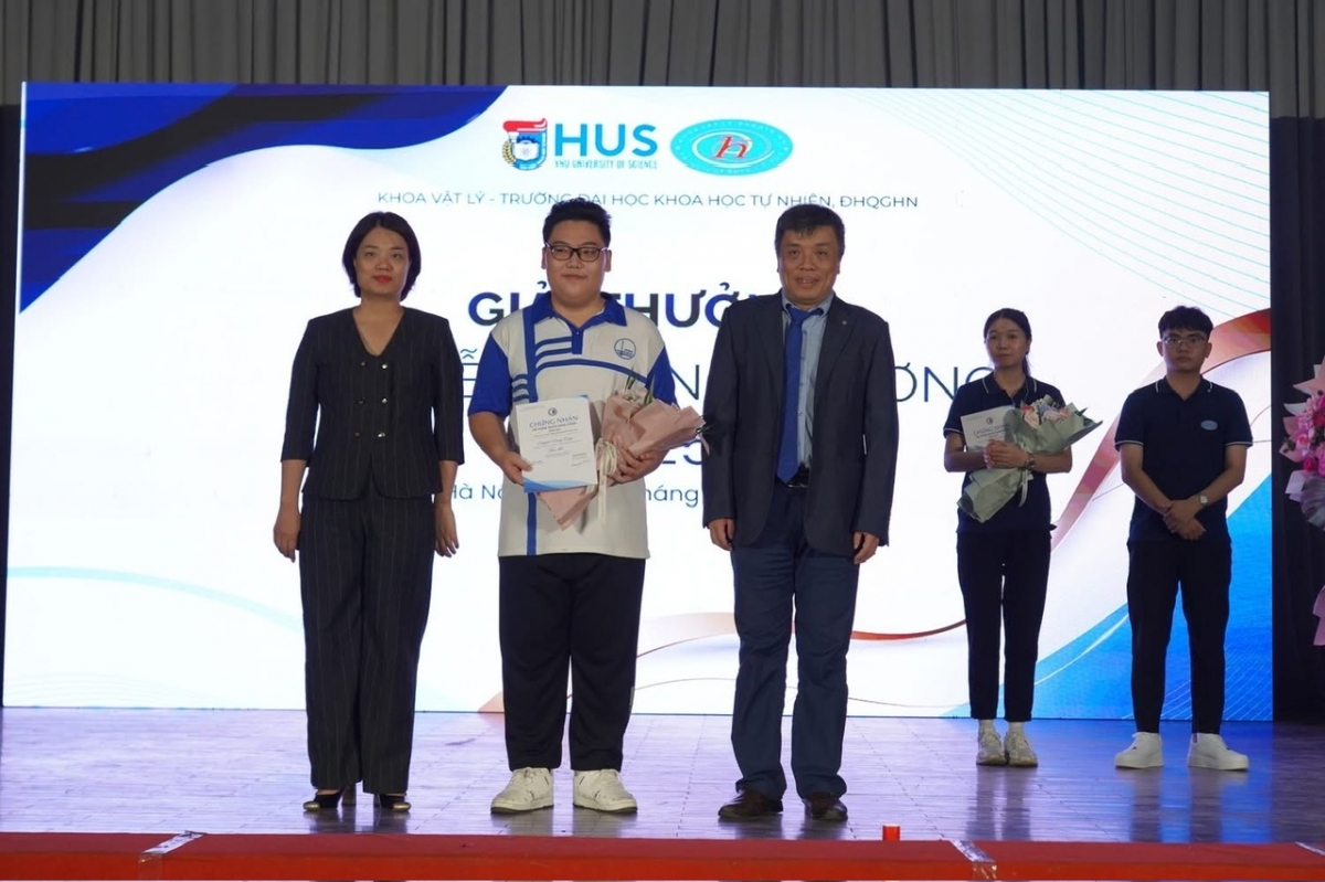 Em Nguyễn Trọng Tùng (K68 Kỹ thuật điện tử và tin học) đạt giải nhì (Ảnh: Thu Lương) 