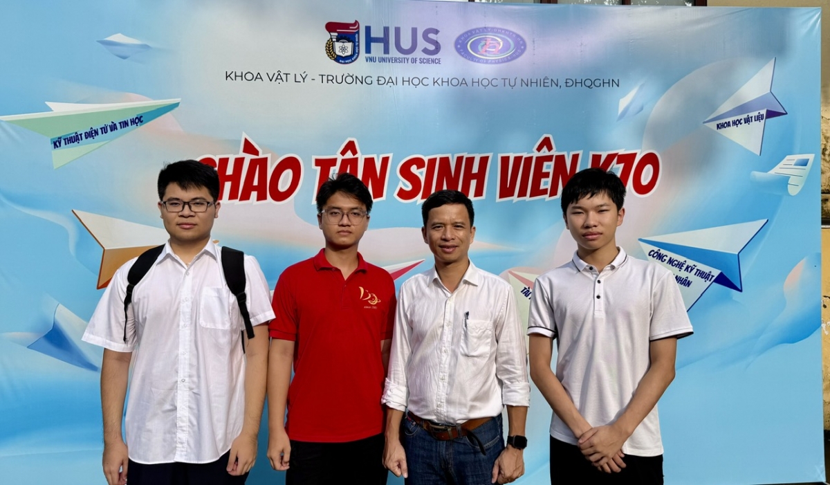  Nguyễn Thế Quân đạt 2 Huy chương Vàng Olimpic Vật lý quốc tế (ngoài cùng bên phải), Lý Bá Khôi (ngoài cùng bên trái), Trương Đức Dũng (áo đỏ) đạt Huy chương bạc Olympic vật lý quốc tế và TS Hoàng Chí Hiếu - Phó trưởng Khoa Vật lý Trường ĐH Khoa học Tự nhiên - ĐHQG HN 
(Ảnh : Thu Lương )