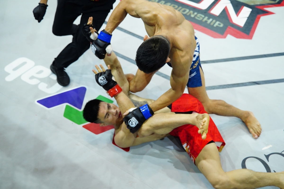 Lê Văn Tuần hạ KO Phạm Văn Nam ngay hiệp 1 để trở thành nhà vô địch hạng 56kg (ảnh: VMMAF)