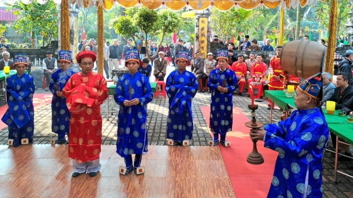 Con cháu họ Ngô Lý Trai dâng hương trong lễ giỗ Hoàng Giáp Ngô Trí Hòa. Ảnh: ngotoc.vn